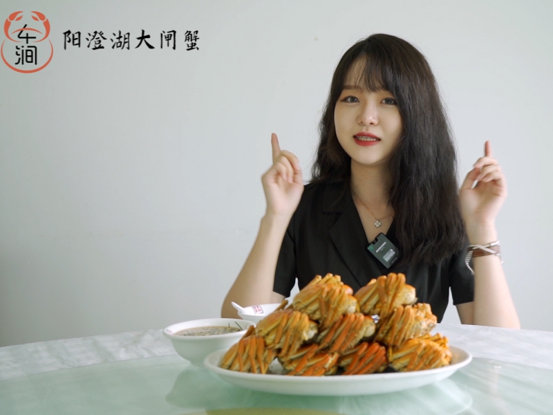外國(guó)友人品嘗陽(yáng)澄湖大閘蟹